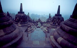 Obere Terassen des Borobudur mit Stupas