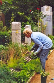 Birgit Marzahn bei der Gartenarbeit
